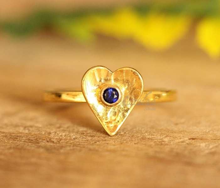  Blue sapphire 18 Karat yellow gold handmade designer ring