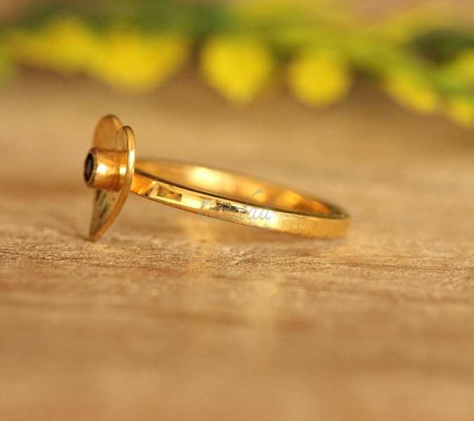  Blue sapphire 18 Karat yellow gold handmade designer ring