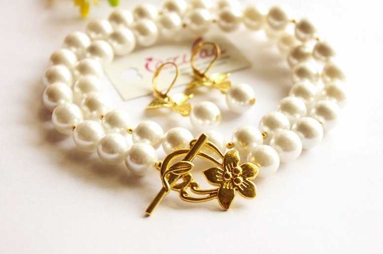 Classic White shell Pearl designer golden necklace earrings set