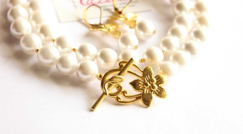 Classic White shell Pearl designer golden necklace earrings set