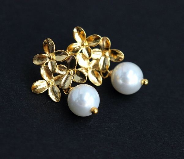 Golden flower pearl earrings