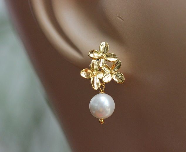 Golden flower pearl earrings