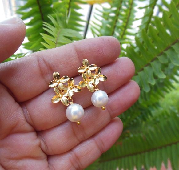 Golden flower pearl earrings