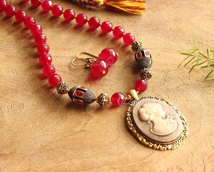 RUBY red vintage style pendant antique gold tone necklace set