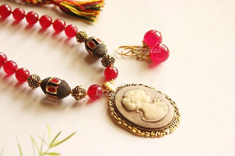 RUBY red vintage style pendant antique gold tone necklace set