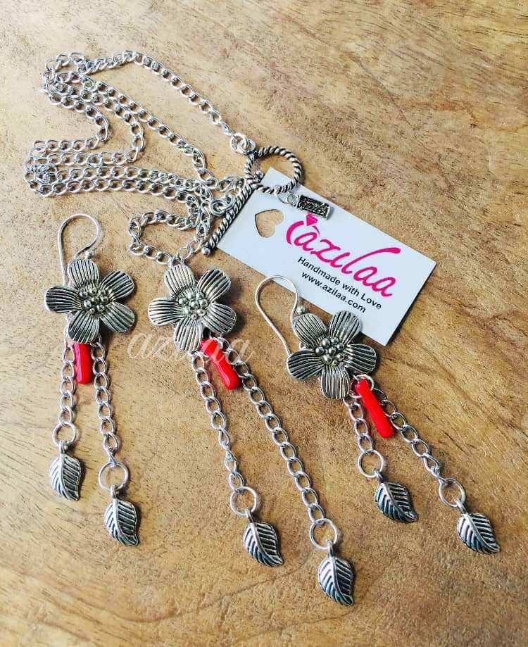 Trendy flower pendant designer silver necklace