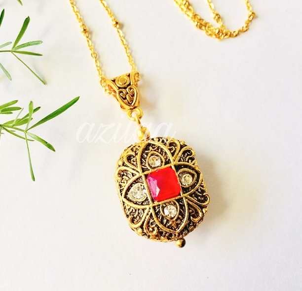 Victorian style pendant gold plated chain necklace 