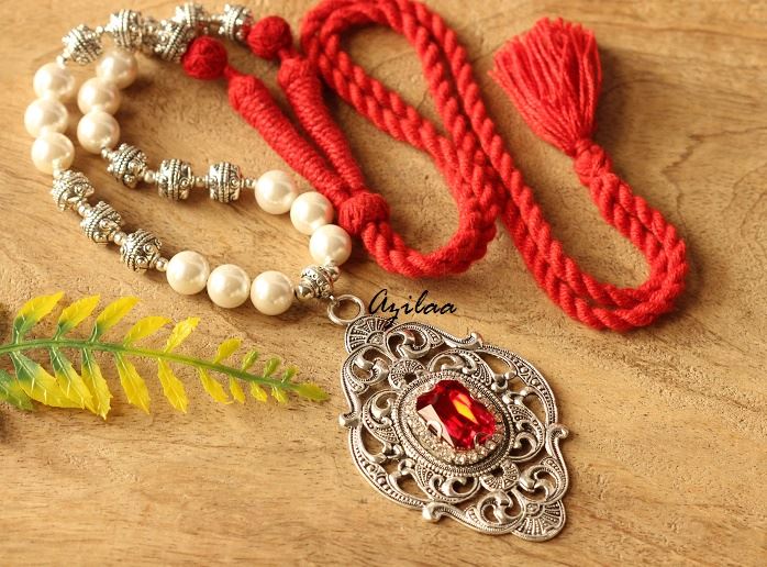 Vintage victorian style Pearl silver tone pendant necklace